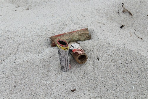 Heidkate
Reste von Feuerwerksk&ouml;rpern aus Papier am Strand
Coastline - Beach, Coastal Landscape, Tourism, Pollution/Litter/Relics, Public area/Beach
Anke Vorlauf